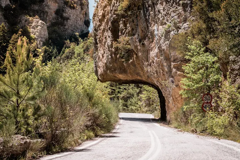 Rundreise Peloponnes Mystras Sparta Berge Tunnel