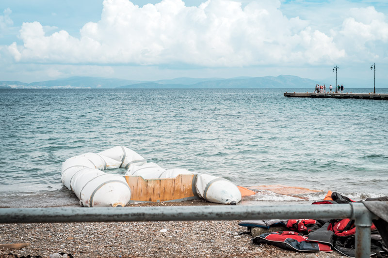 flüchtlinge in griechenland aktuell schlauchboot schwimmwesten