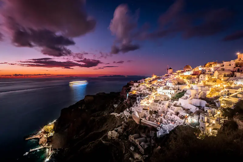 Santorini Kreuzfahrt Griechenland Sehenswuerdigkeiten Oia Dorf Abend