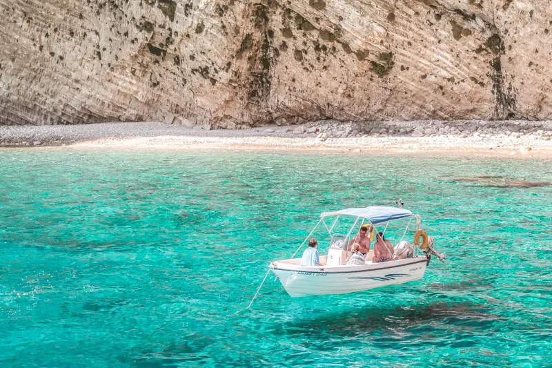 Straende auf Korfu mit Motorboot erkunden