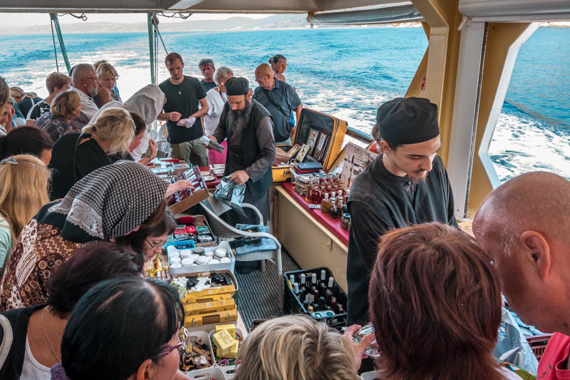 Athos Kreuzfahrt Chalkidiki Mönche auf Schiff