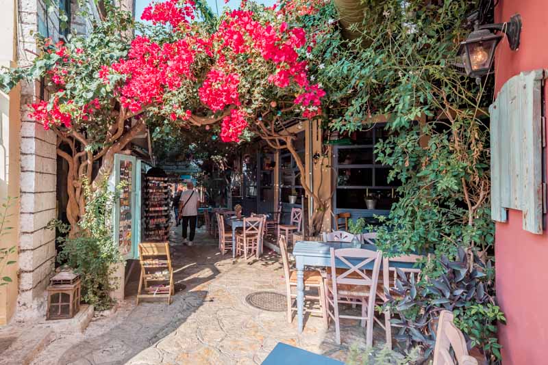 Griechenland typisch griechische Gasse Taverne