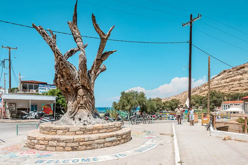 Matala Geheimtipps Baum Eingang Kreta Sehenswürdigkeiten
