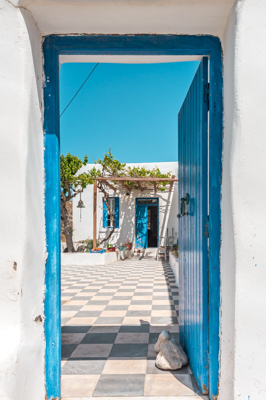 Adamas Milos Tipps Urlaub blaue Tür