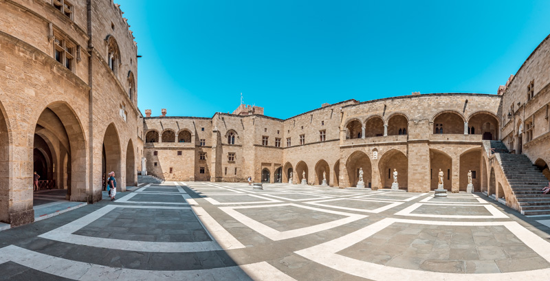 Großmeisterpalast Rhodos Innenhof Arkadengänge